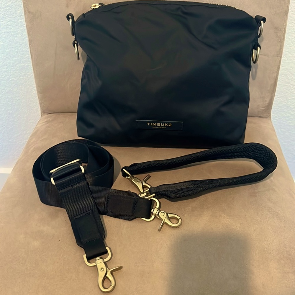 Timbuk2 crossbody black nylon shoulder bag. Super cute and lightweight